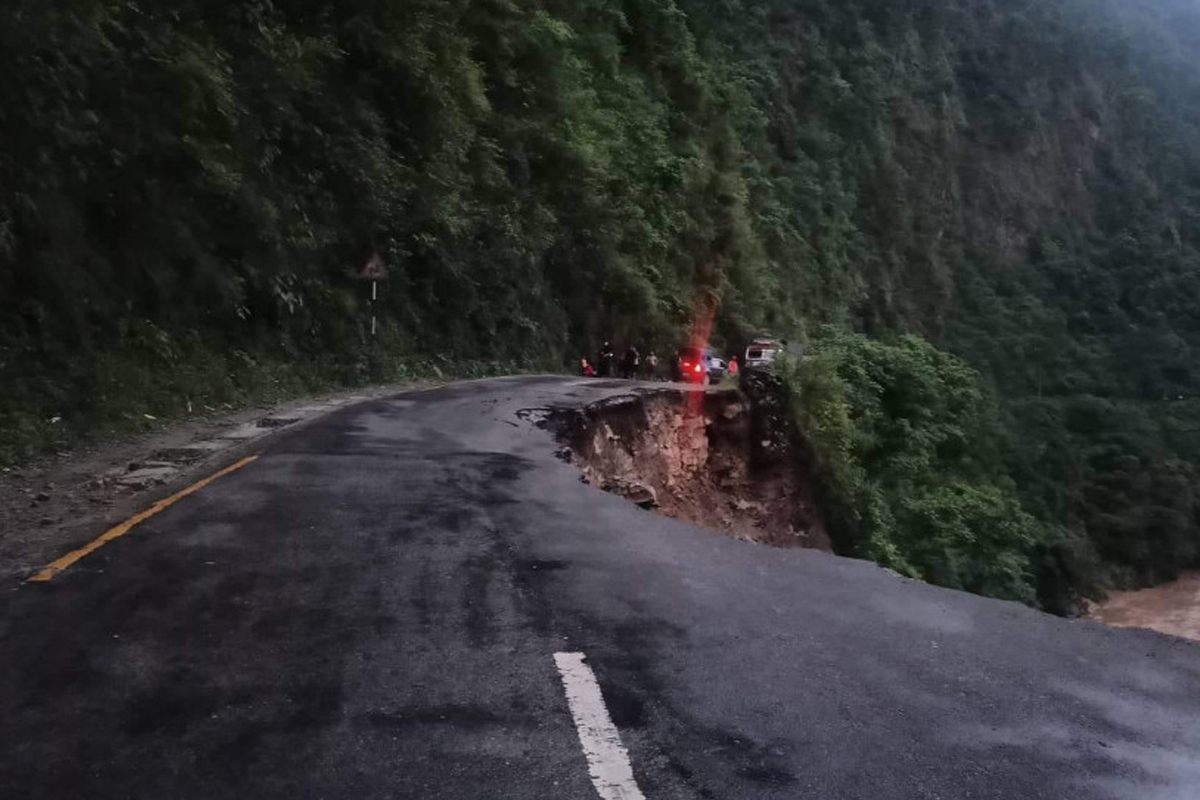 आँबुखैरेनीमा भासिएको सडकमा दुई जनाको शव संगै कार र मोटरसाईकल भेटियो